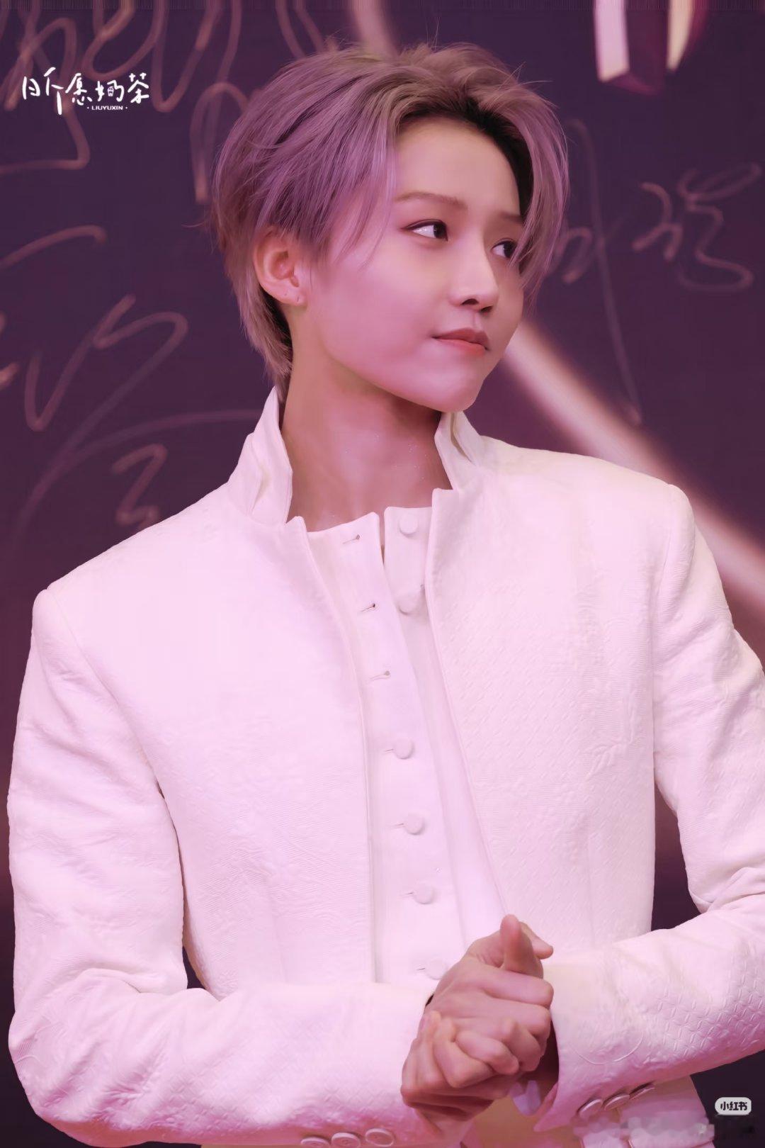 刘雨昕微博文化交流之夜红毯出场，身着DIOR 2026早春系列秀款的白色夹克 优