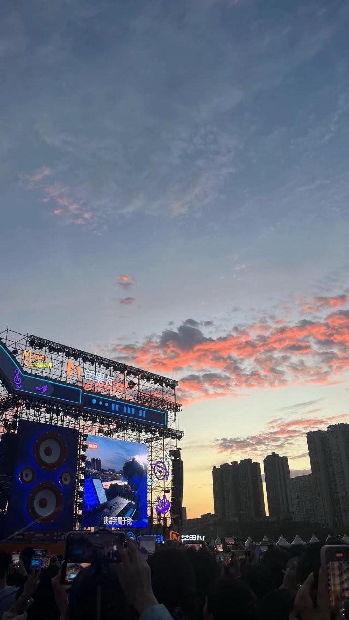 芒果音乐节的落日，给长沙添了几分浪漫与温暖，那画面让人在忙碌之余寻得片刻治愈。 