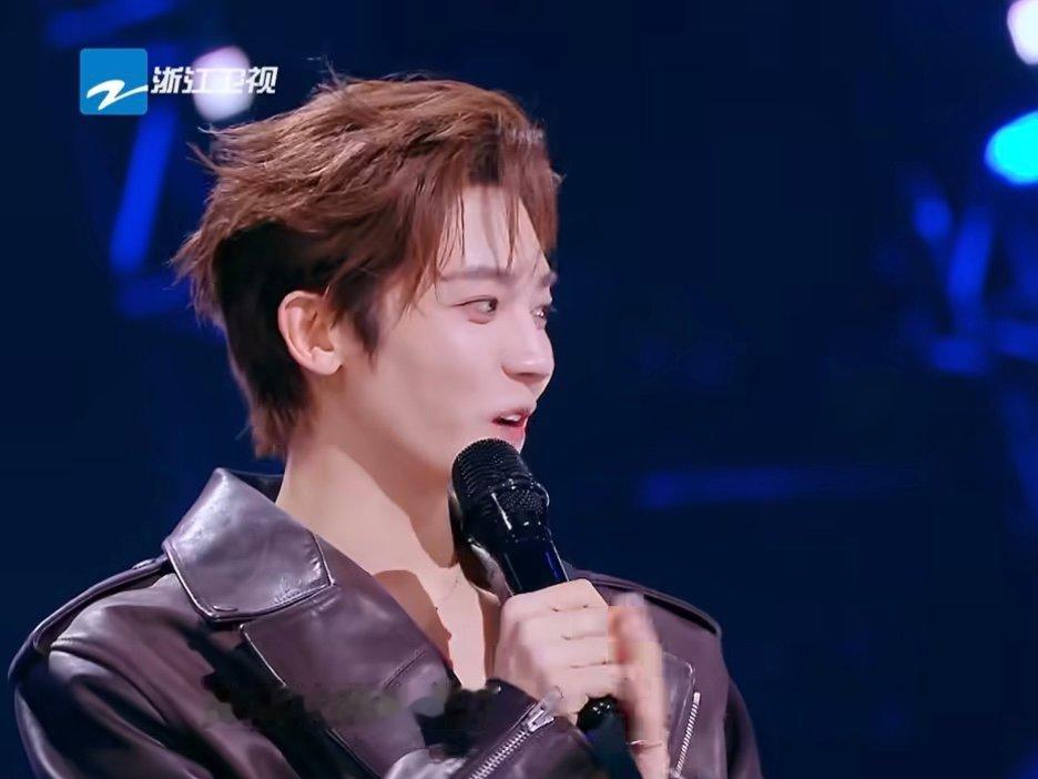 杨丞琳把侯明昊看害羞了侯明昊：我承认我害羞了哈哈哈哈 