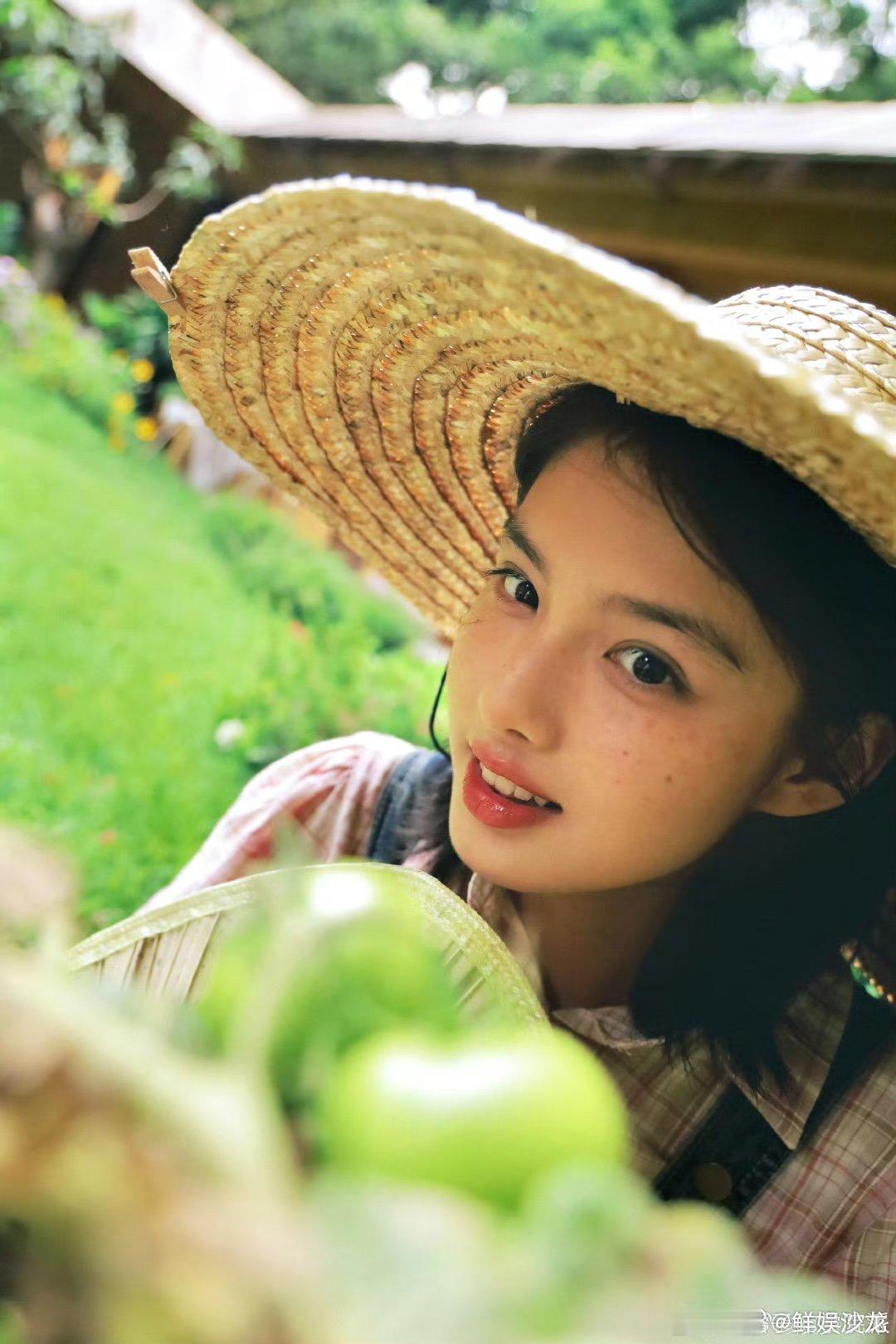 侯明昊艾米雀骨开机同框家人们，侯明昊又演古装剧了！这次和艾米合作《雀骨》，开机大