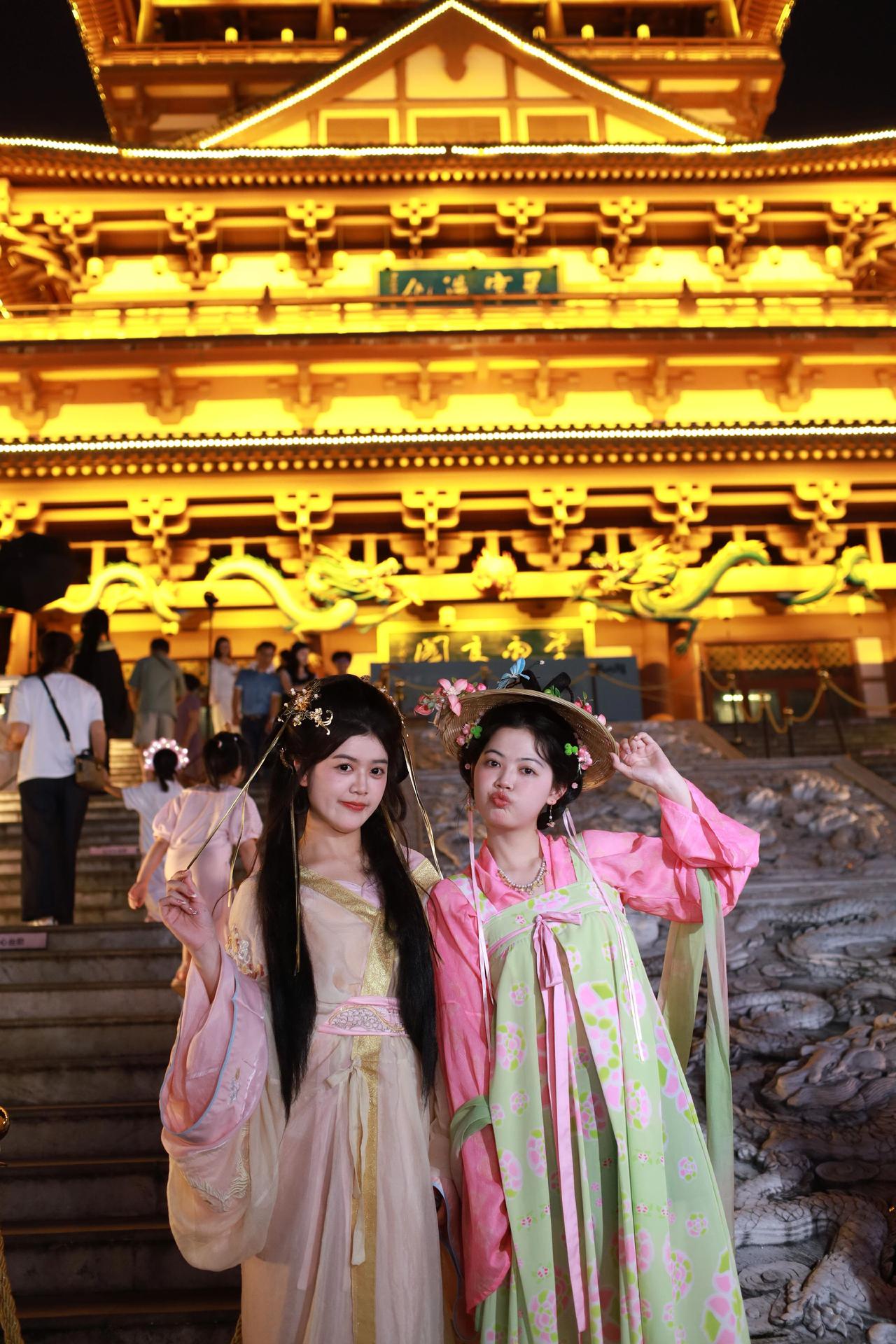 龙城阁的楼下，几张打卡照。打卡闺蜜 闺蜜在一起的样子 柳州旅游柳州窑埠古镇 应天