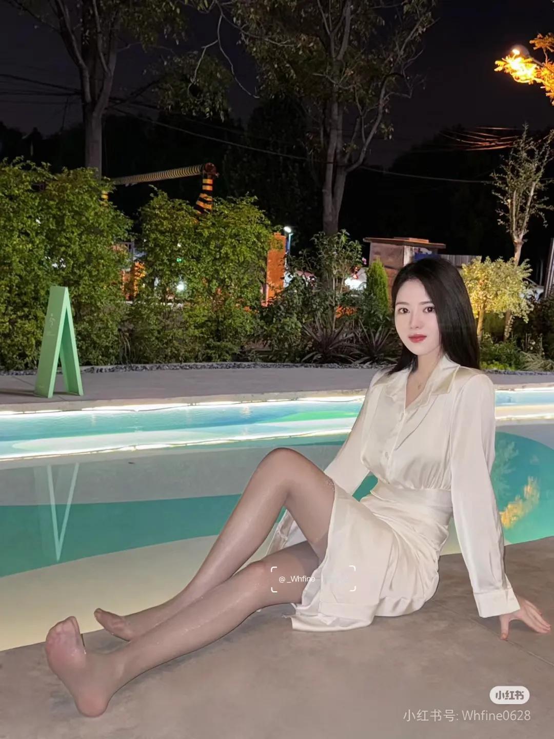 夏天已成为故事📷💫
果然白色最衬我
最近早睡早起感觉皮肤都通透了
姐妹说我的