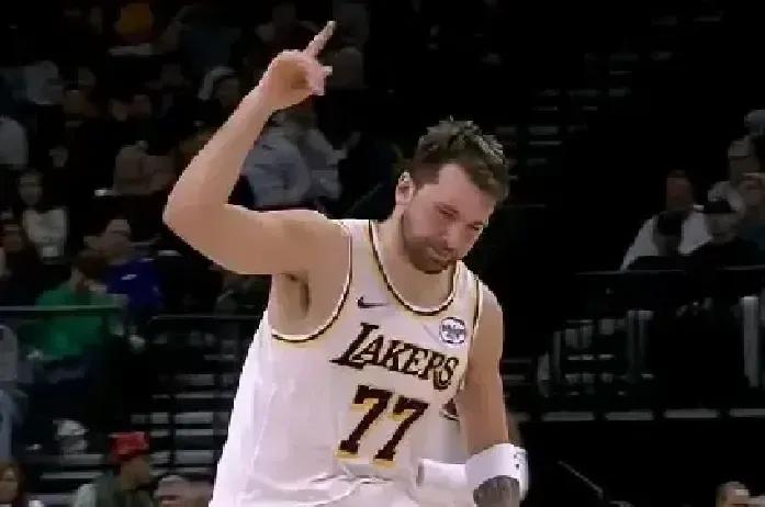 东契奇第四节背传克勒贝尔直接传出界，爵士趁失误一口气追到差一分，湖人球迷刷屏喊他