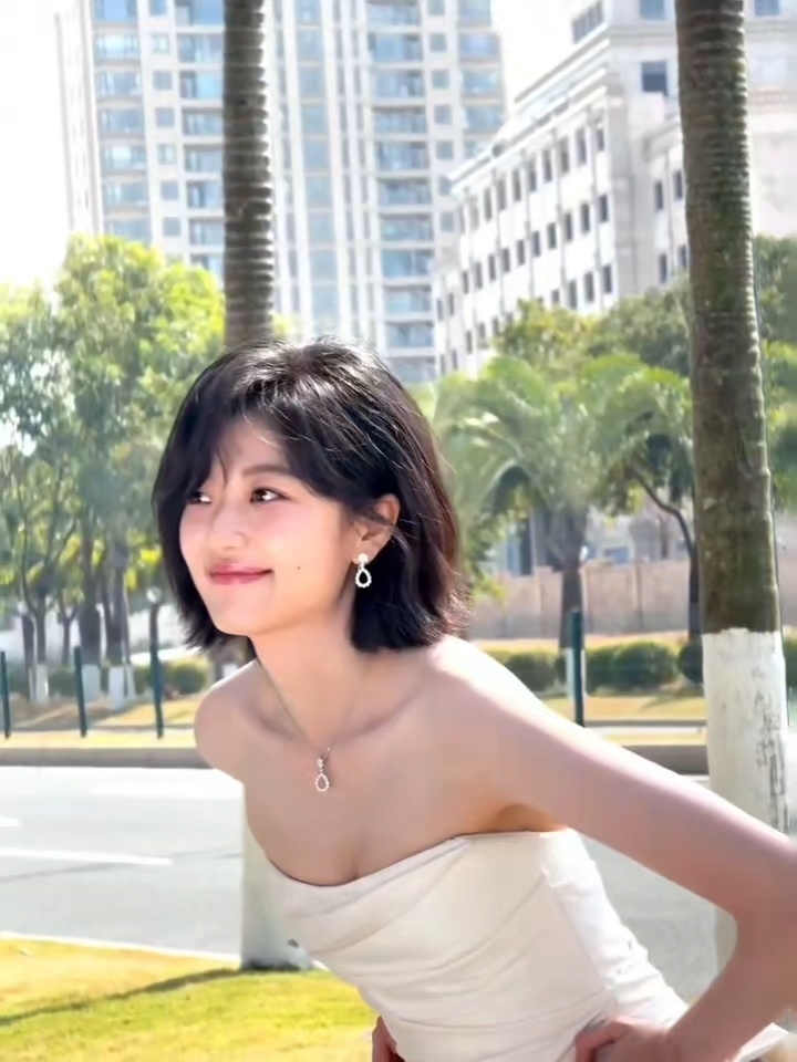 孙千 孙千街头解锁白色抹胸礼服造型，利落短发衬得肩颈线条绝美，缎面质感高级又灵动