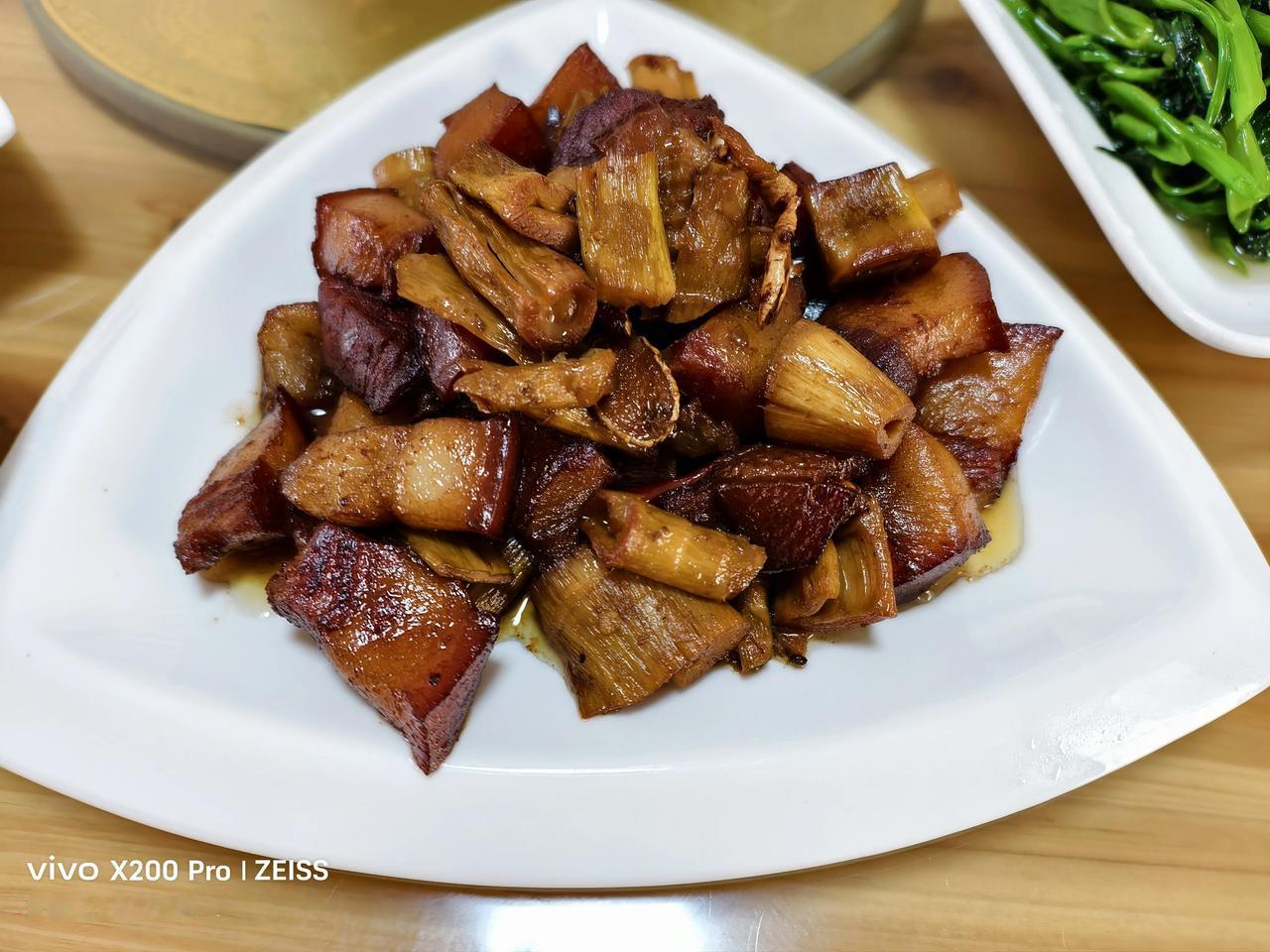 到利川谋道镇的第二天中餐，食堂的师傅变着法给我们改善生活，有红烧肉，木耳炒瘦肉，