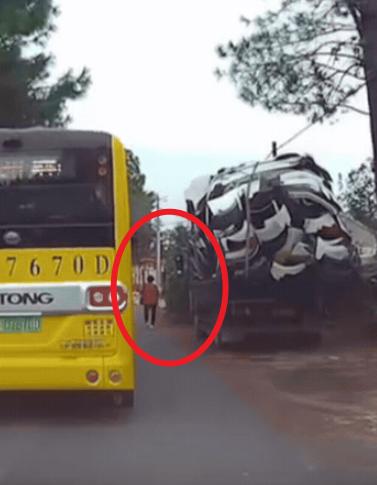 上人民日报了！10月20日浙江一男子开车回家，前方公交不停踩刹车，他起初以为对方