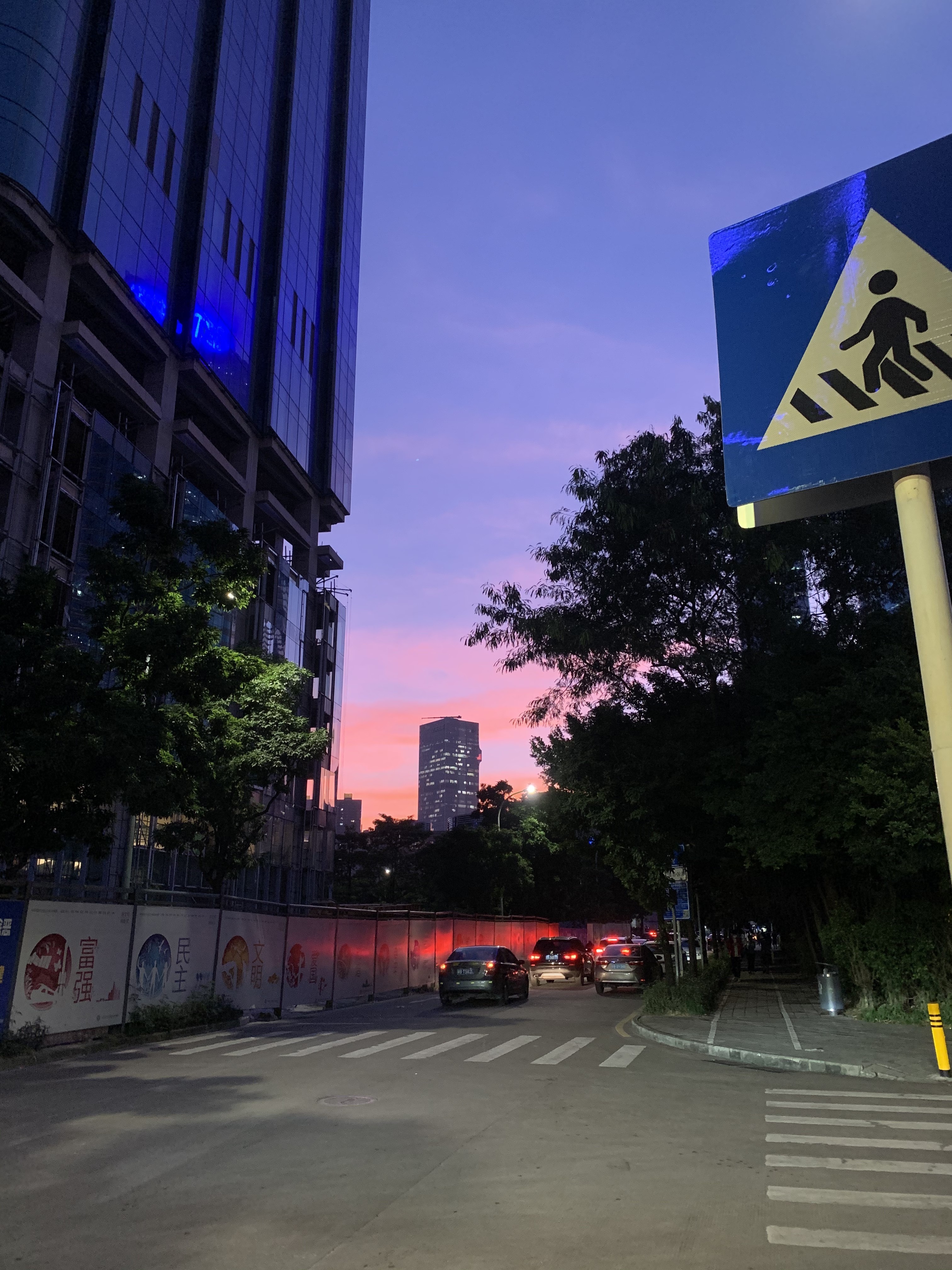 晚上回家路上刷到一条新闻：爱奇艺起诉B站、快手、咪咕、迅雷，天眼查上侵权条目72