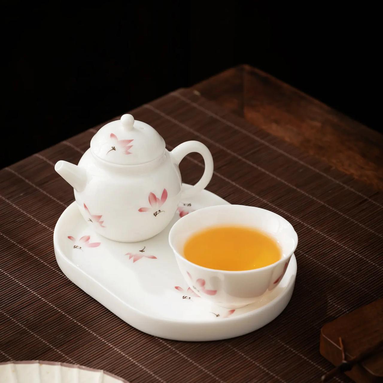 旅行选茶壶，这几点重点关注 这款陶瓷茶壶适合旅行场景。新中式风格，清新萌趣，羊脂