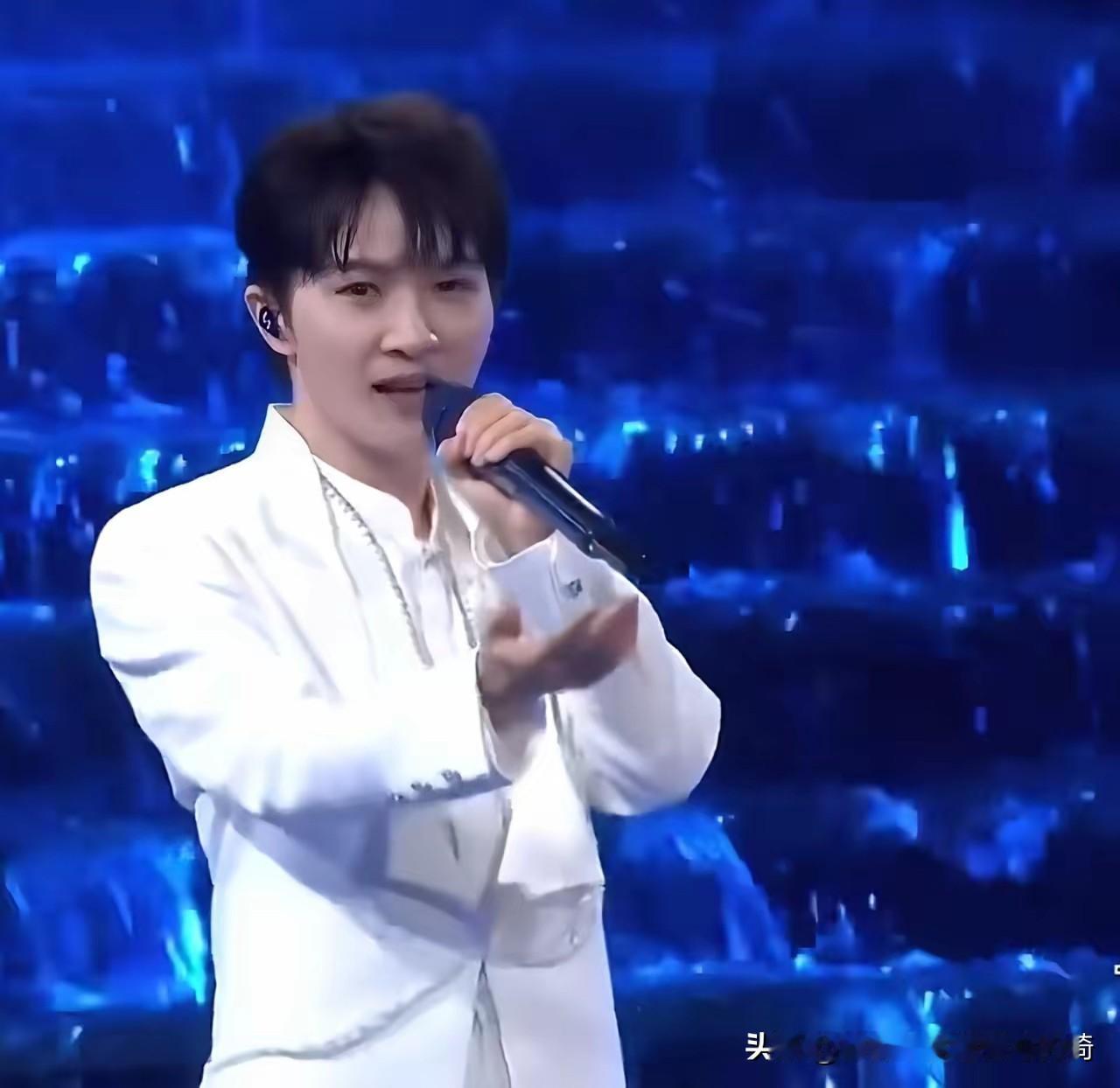 周深登全运会开幕式
咋就“炸”出这么多争议？
全运会开幕式刚落幕，周深的主题曲就