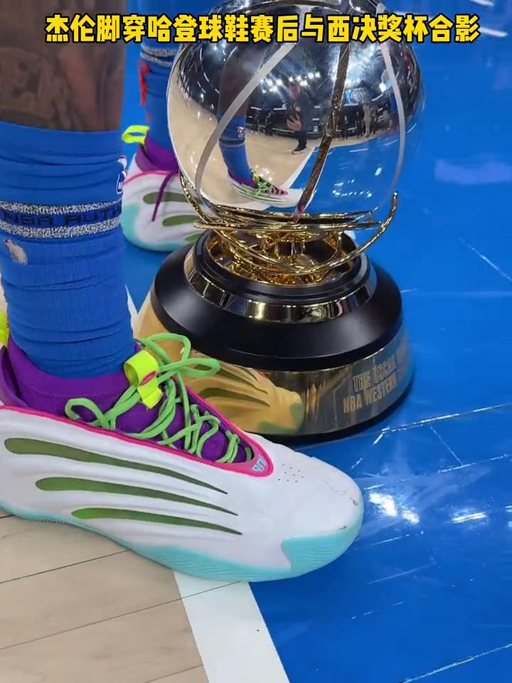 杰伦脚穿哈登球鞋赛后与西决奖杯合影。