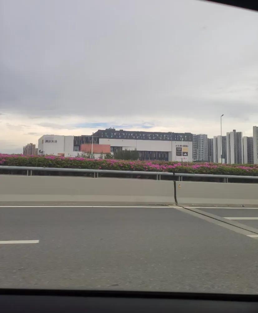 看评论有人说是深圳最大的商场，竟然已经去
过3次了，每次必不可少的就是抓娃娃，这