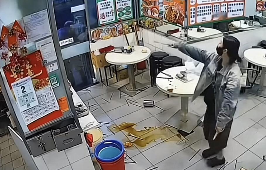 上一秒还在牛杂店对着阿sir耍花刀，下一秒就被防爆叉按住送去吃白饭。
起因是32