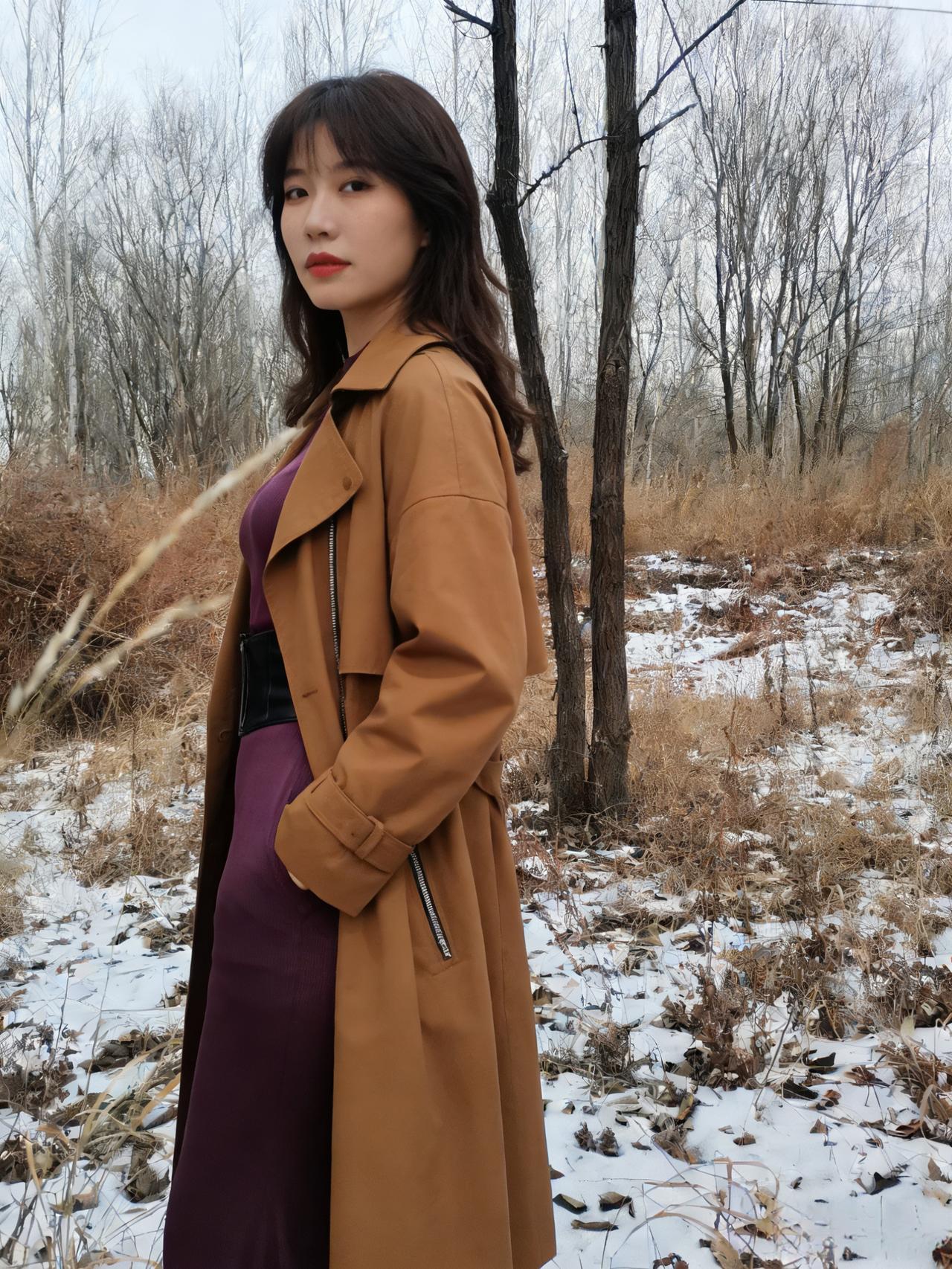 棕衣斜拥紫罗裙，立向荒野盼阳春。
一点朱唇融冷色，枯杨枝头雪纷纷。