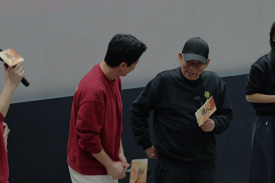 吴京袁和平老实人豁出去了 袁和平一个扭腰抬腿，配上纯嘴动轰鸣声，直接把吴京笑崩了