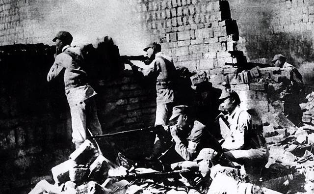 1944年，一地下党入狱后被汉奸认出，只好求狱友将他勒死，没想到，将死之时，他却