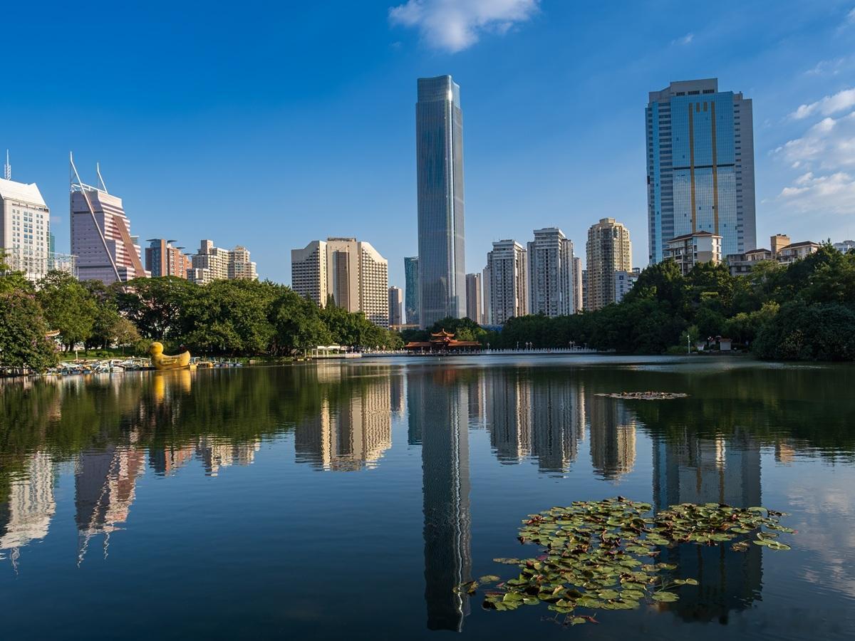 在更高维度的人眼里，我们可能都是“韭菜”。每个人都有被割的命运，关键是要知道挣谁