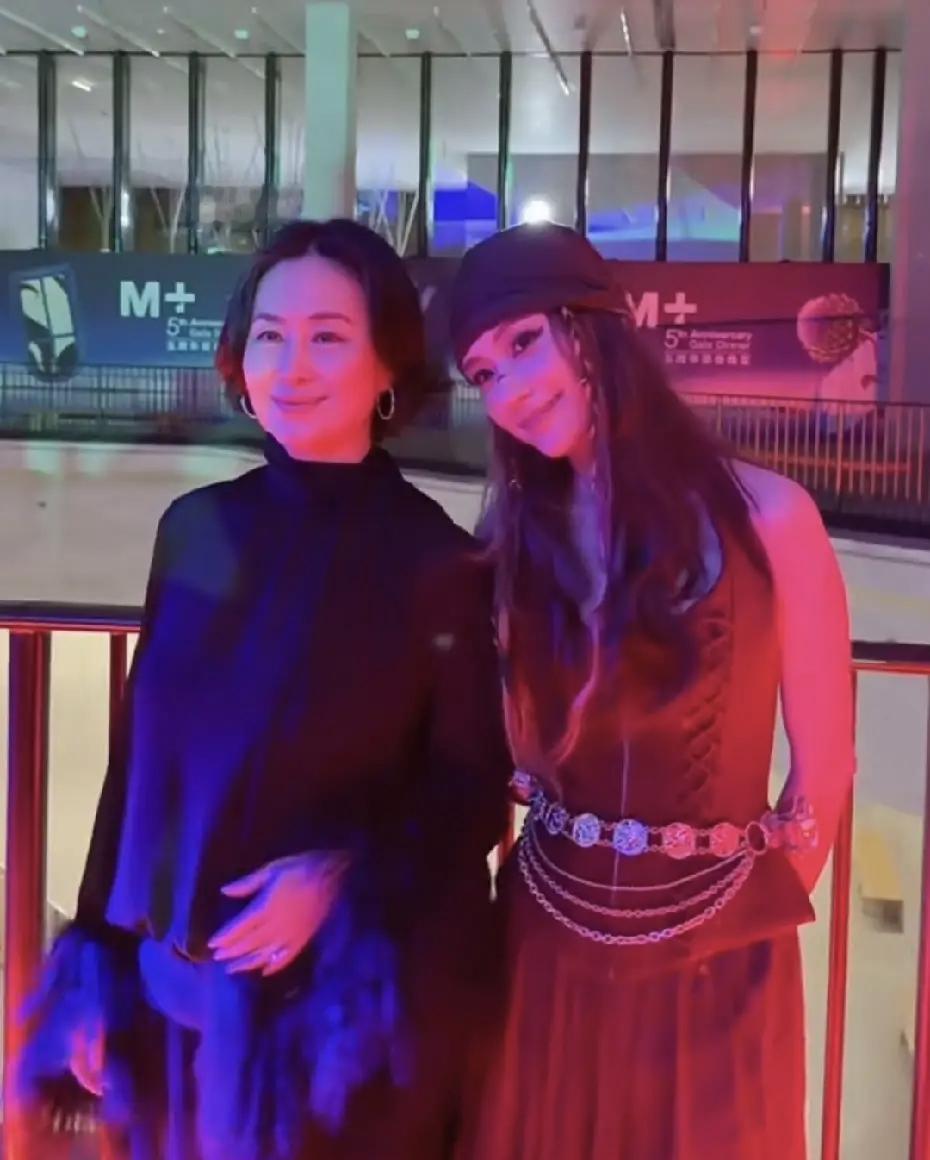 何超琼真的好讨妹妹们喜欢哦，之前跟何超盈玩的好，如今出席慈善晚宴，妹妹何超莲在，