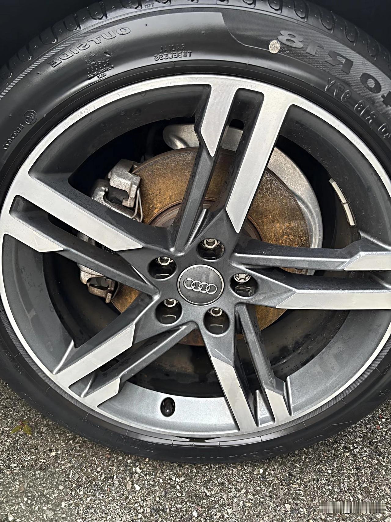 在线求助广大车主，这么新的车，刹车盘生锈了，这该如何是好？谁有好的解决办法？