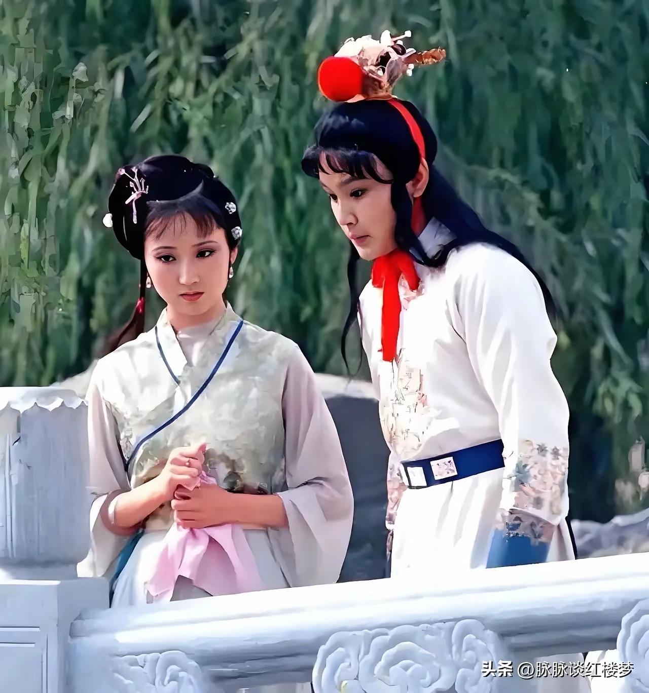 上联：岁月如棋怀素志
下联：红尘若歌宝玉情