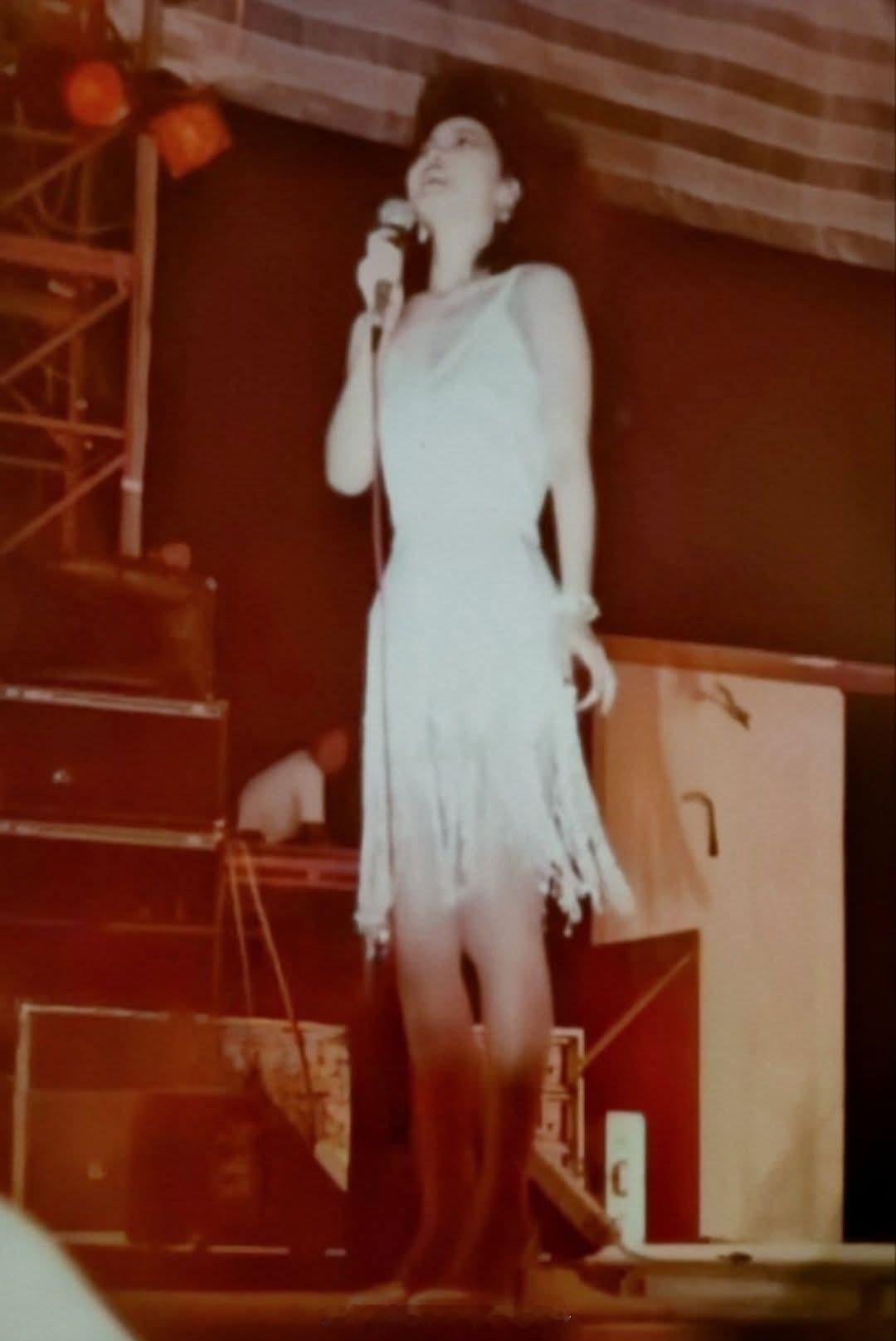 1984年，吉隆坡演唱会。（FB）邓丽君[超话] ​​​