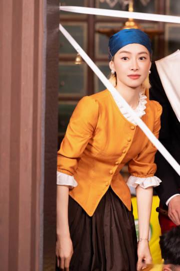 宋茜珍珠少女宋茜珍珠少女美得真从画里走出来宋茜cos戴珍珠耳环少女造型，氛围感直