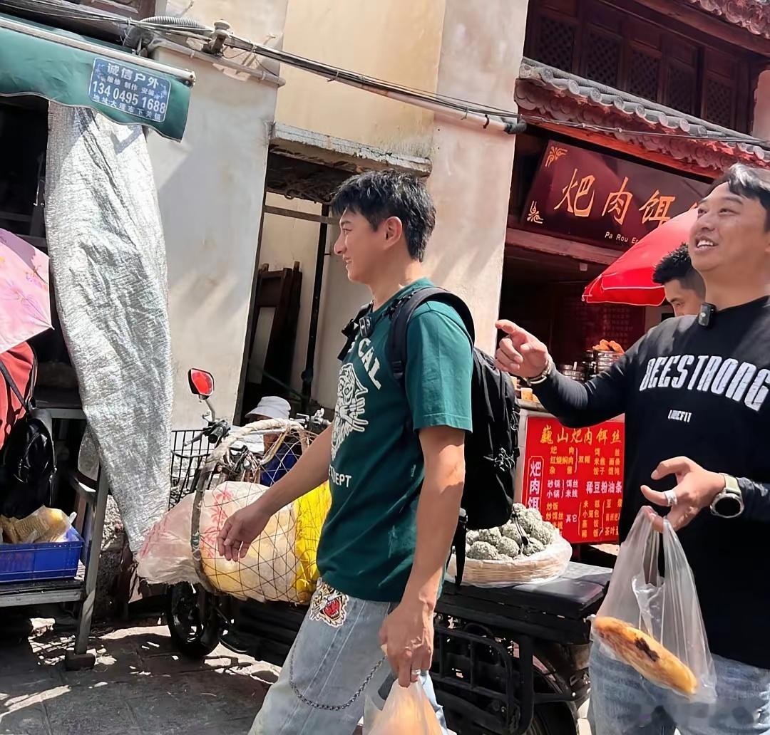 吴奇隆在云南旅游被偶遇，真人看着挺矮的，他55岁啦，有这颜值已经很不错了，精神非