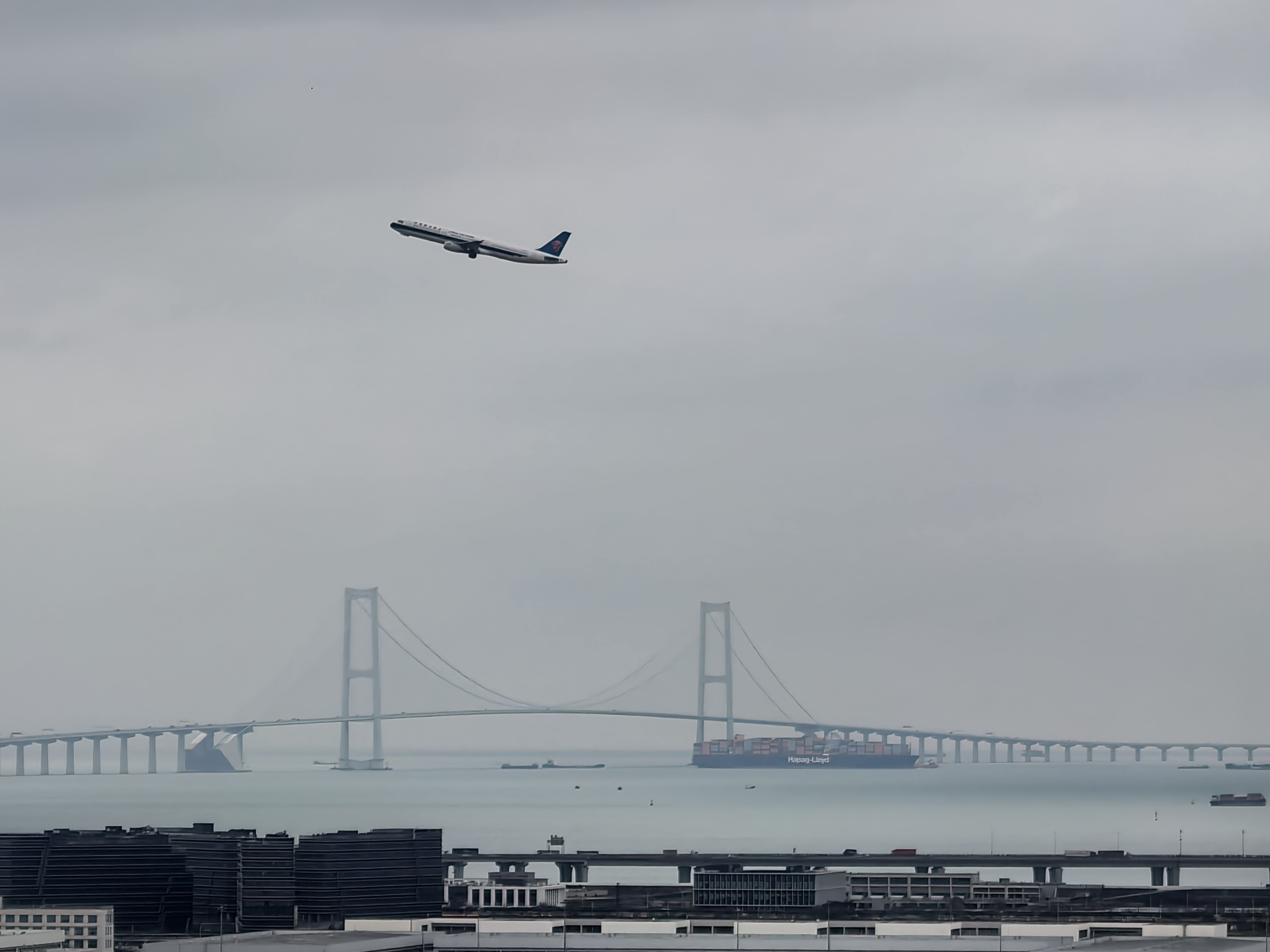 天空阴沉，但很通透。 