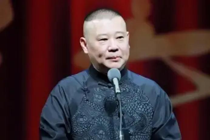 郭德纲台上嘴碎，台下却像个闷葫芦。

于谦台上接话快，台下却呼朋唤友喝酒养马。