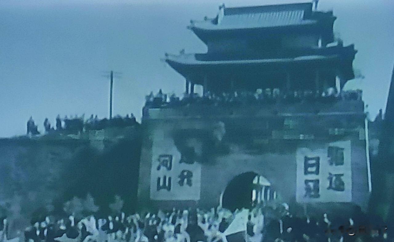 经典电影故事片《三进山城》，拍摄于1965年，影片里的山城原汁原味，完整保存了古