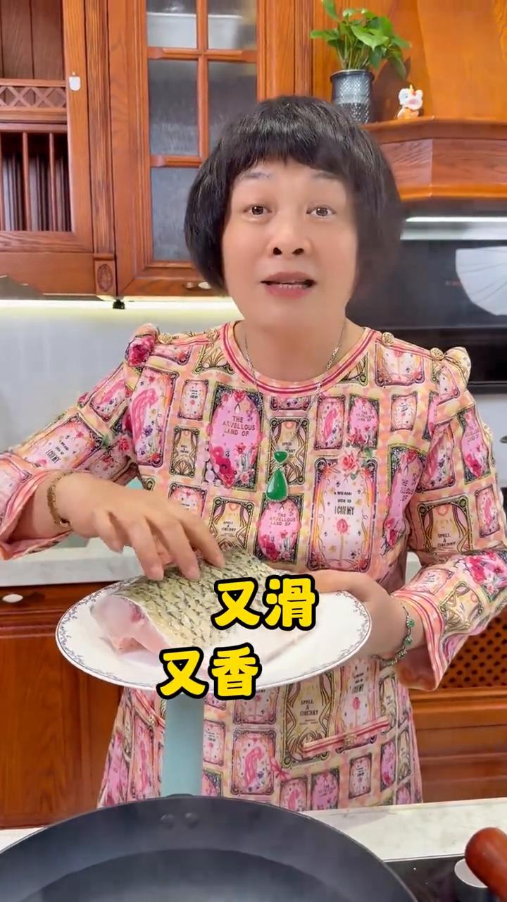 鲜甜有好吃，盐油浸鱼。
老师傅教芬姐用油盐水浸出的鱼鲜到爆。为什么这条鱼那么好吃