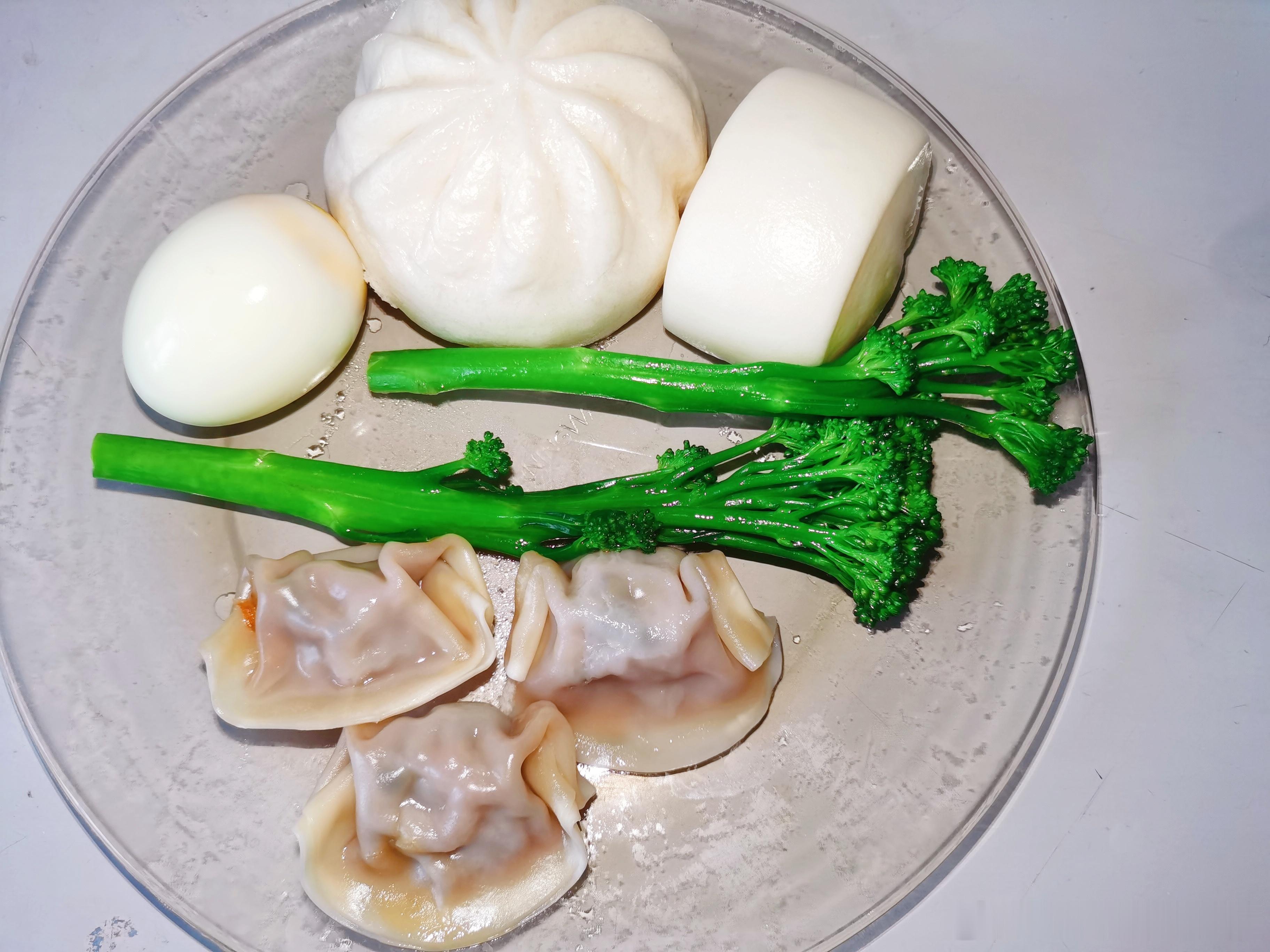 心有乐事常欢喜，今日早饭，还有三颗核桃和一个橘子。 ​​​