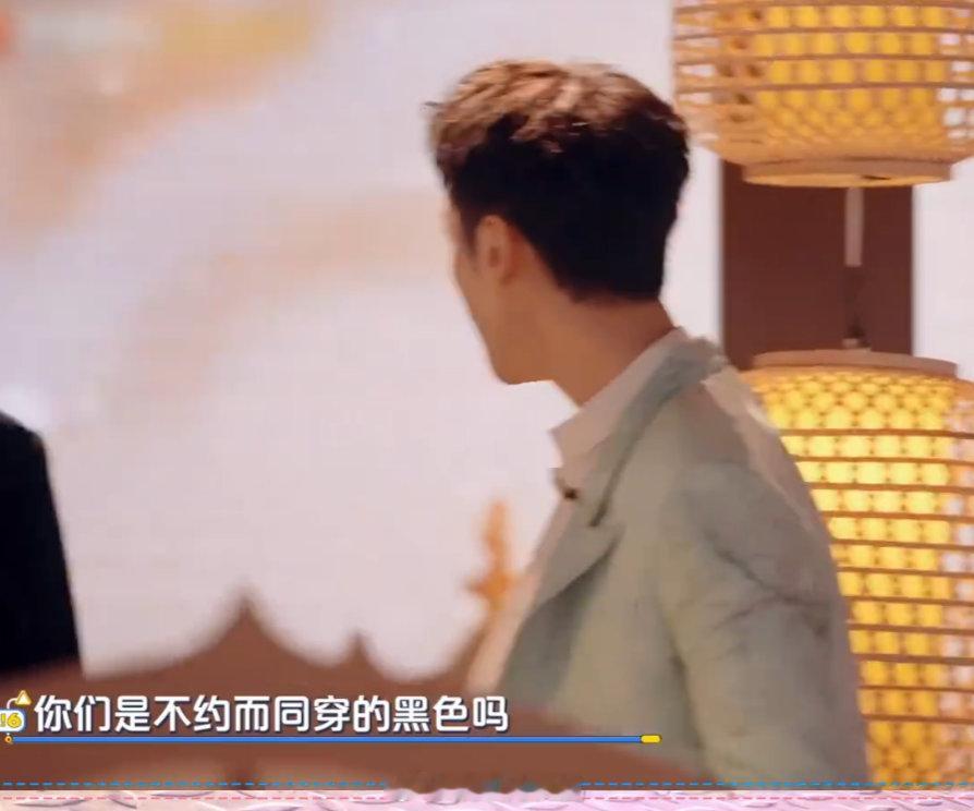 罗云熙[超话]水龙吟剧组只有罗云熙没穿黑色全场最帅的存在，气质这块拿捏了你好星期