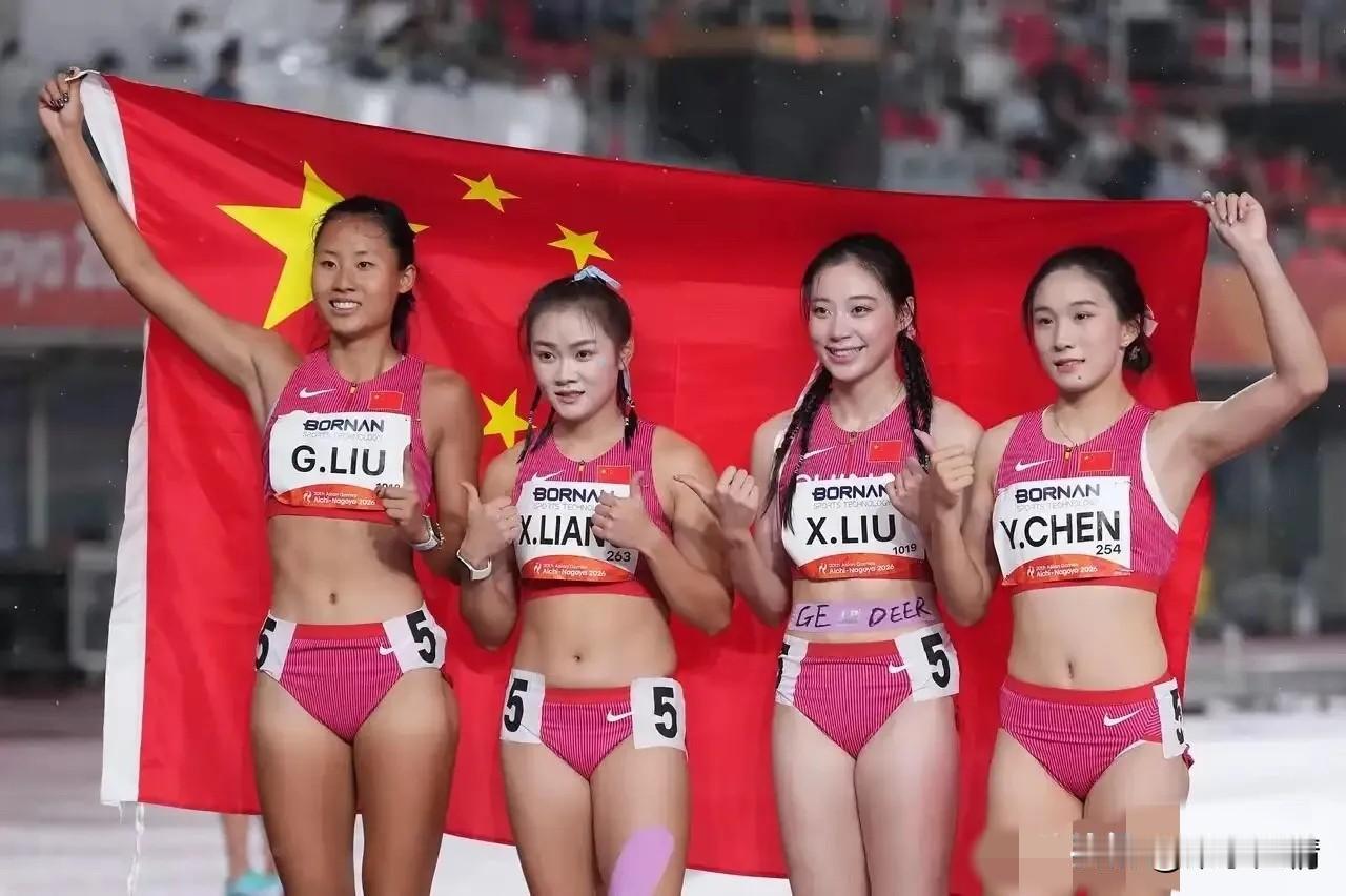 不知道大家发现没，
亚运女子接力夺冠，四个姑娘站一排，
只有刘峡君肚子上横着一条