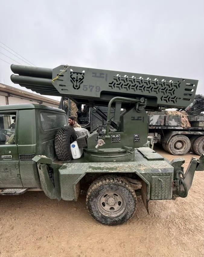 清真伊斯兰风格武器！叙利亚政府军(HTS武装)自制的火箭炮，车上的镂空图标是其国