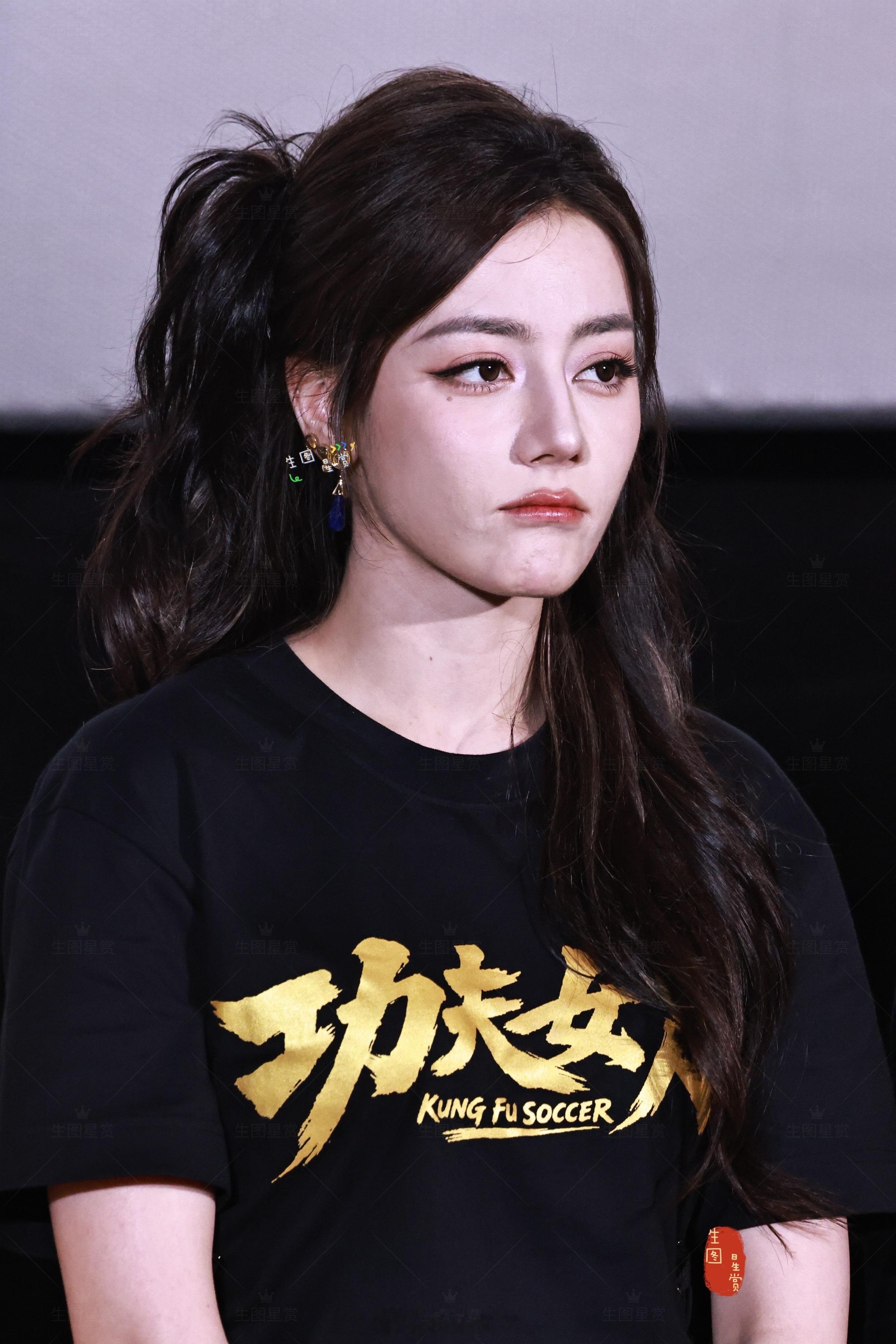 热巴电影功夫女足 杭州路演生图半扎发的巴巴萌化了迪丽热巴钰珑
