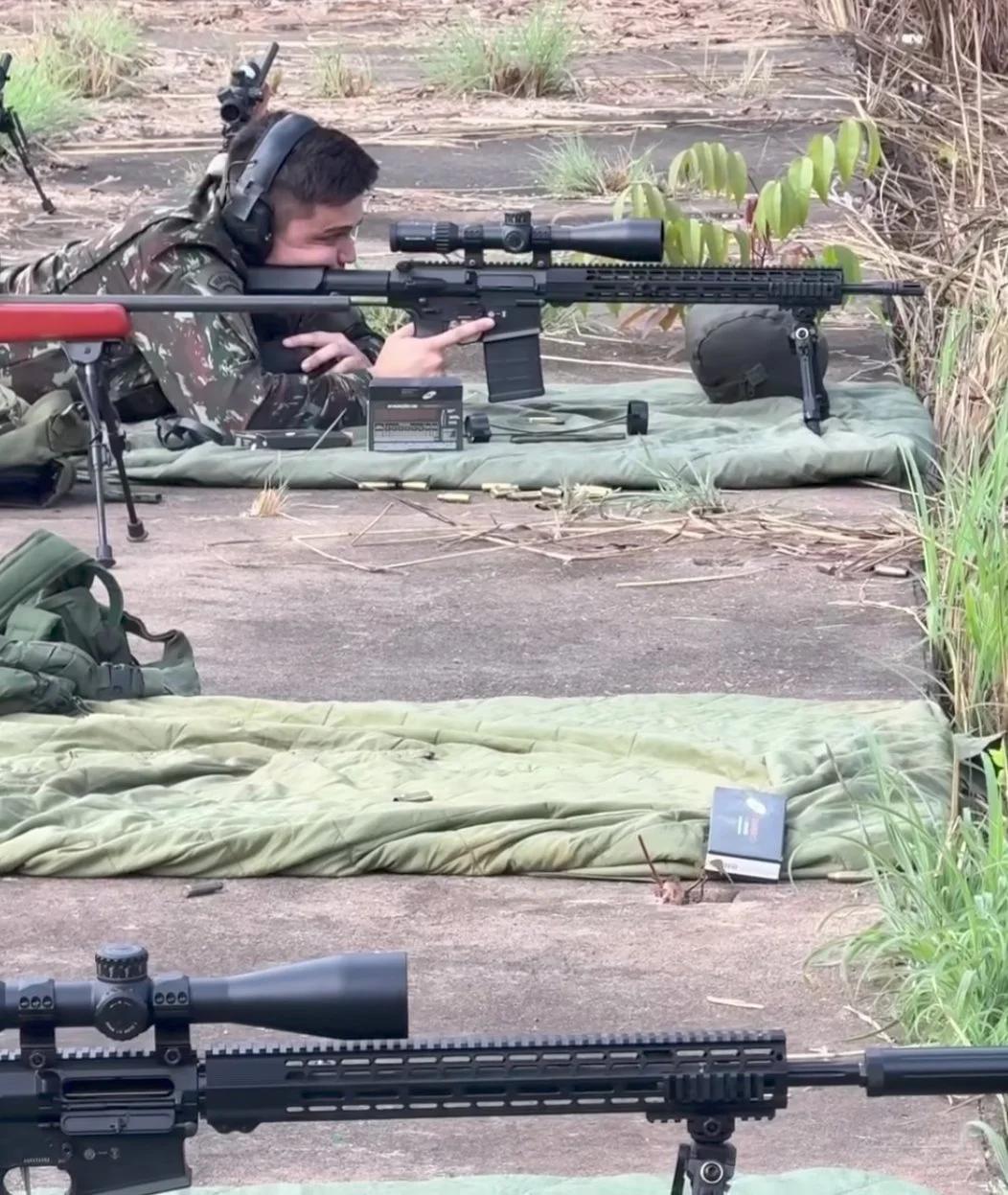 巴西陆军射手配备 Taurus T10 7.62 毫米半自动精确射手步枪。