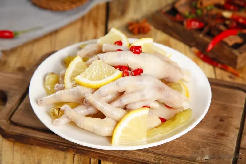 网红泡椒凤爪食品安全问题真让人头大。之前就有新闻曝光，部分小作坊制作环境脏乱差，