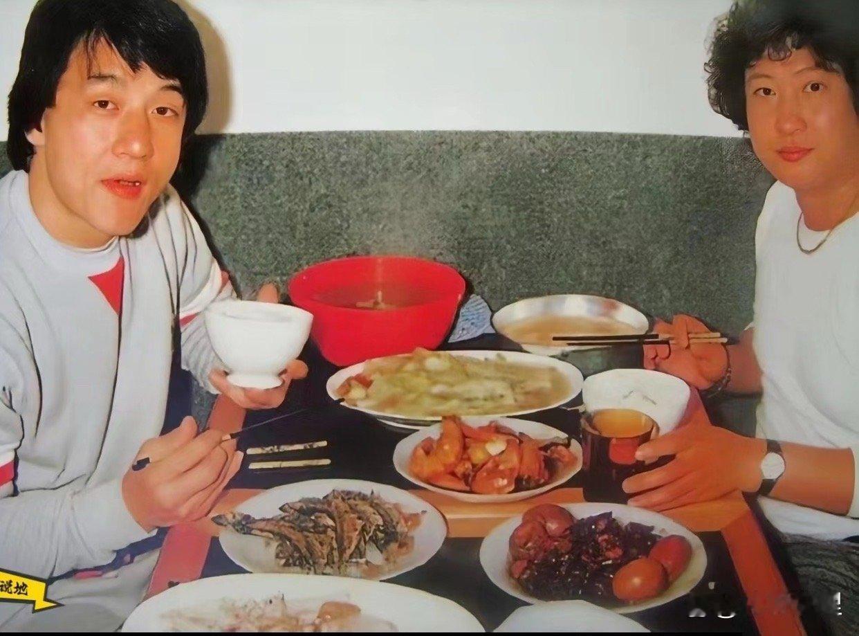 成龙洪金宝八十年代合影，这伙食跟我们现在的家常菜差不多。 