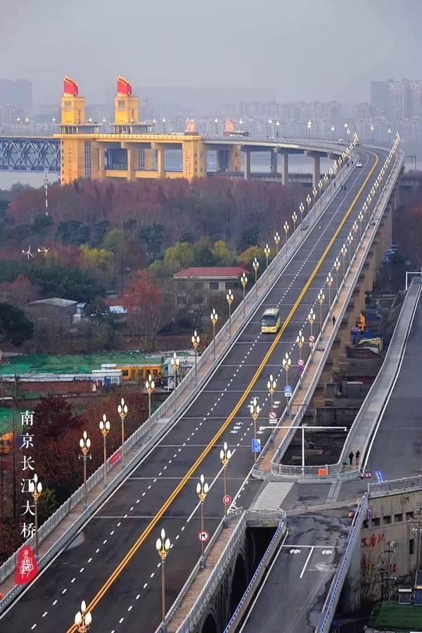 南京再添过江神器！新生圩长江大桥免费通车，10分钟跨江
 
“过江不用等！南京第