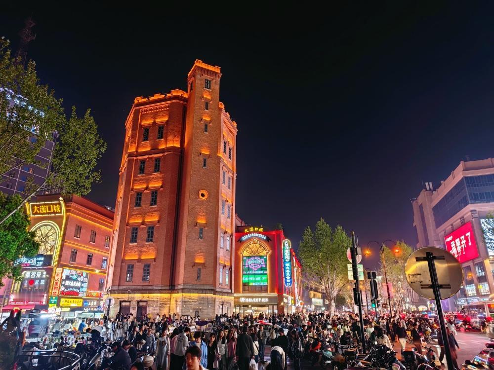 【小长假第一天江汉路人从众】清明小长假第一天，4月5日晚上，武汉到处都是人，据悉