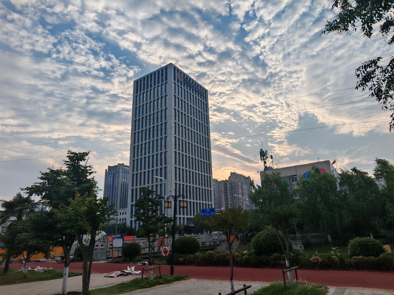 云卷云舒，真是大自然最诗意的画卷。我曾在山顶看过那云的变幻，时而如奔腾的骏马，时