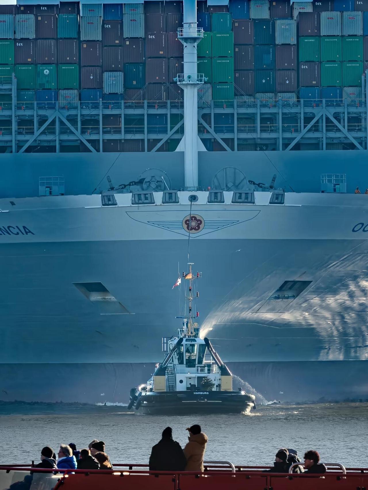 小拖船为什么可以拖动身后的巨无霸大船？

首先，大船在水里只需要对抗很小的水动力