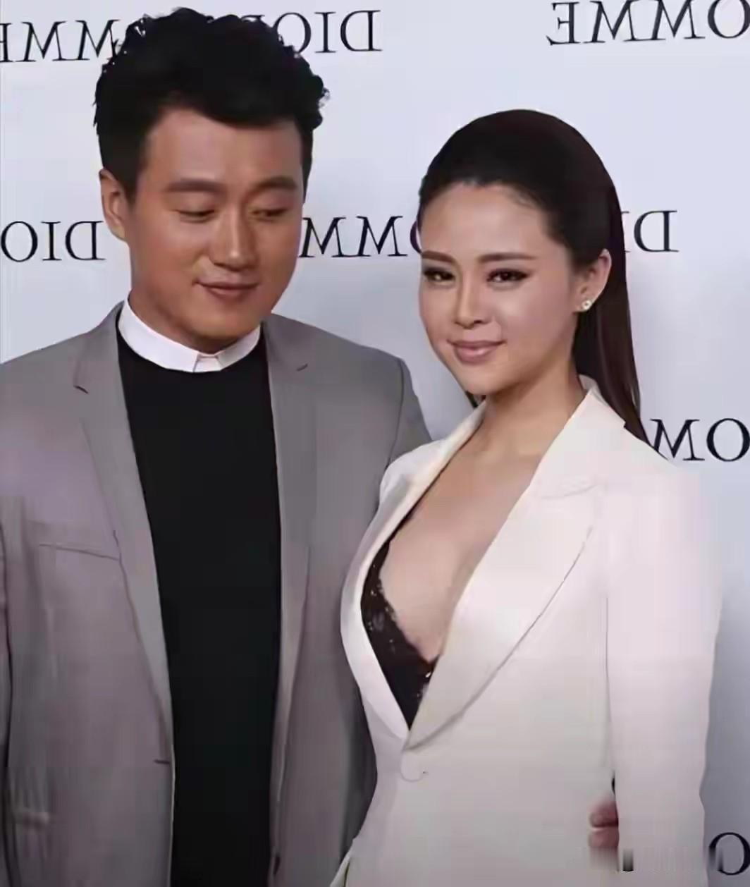 在影视表演艺术家佟大为的眼里永远只有关悦。
他老婆关悦的每一寸肌肤都让他痴迷、百