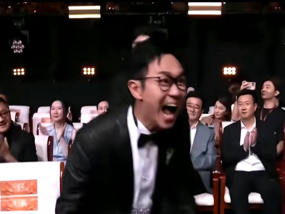 你敢信？
大鹏拿最佳导演，全网讨论度最高的竟然不是他的电影，而是他那张笑到咧到耳