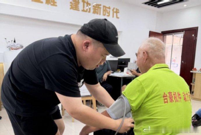 高温天老人摔倒路边台州这群人出手了酷暑街头老人不慎摔倒，热心市民、工作人员及时上