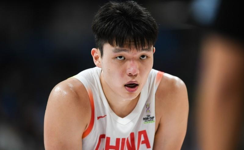 杨瀚森这孩子，篮下能扛能扣，可一到关键球就手软。
观众喊他“未来中锋”，他却怕自