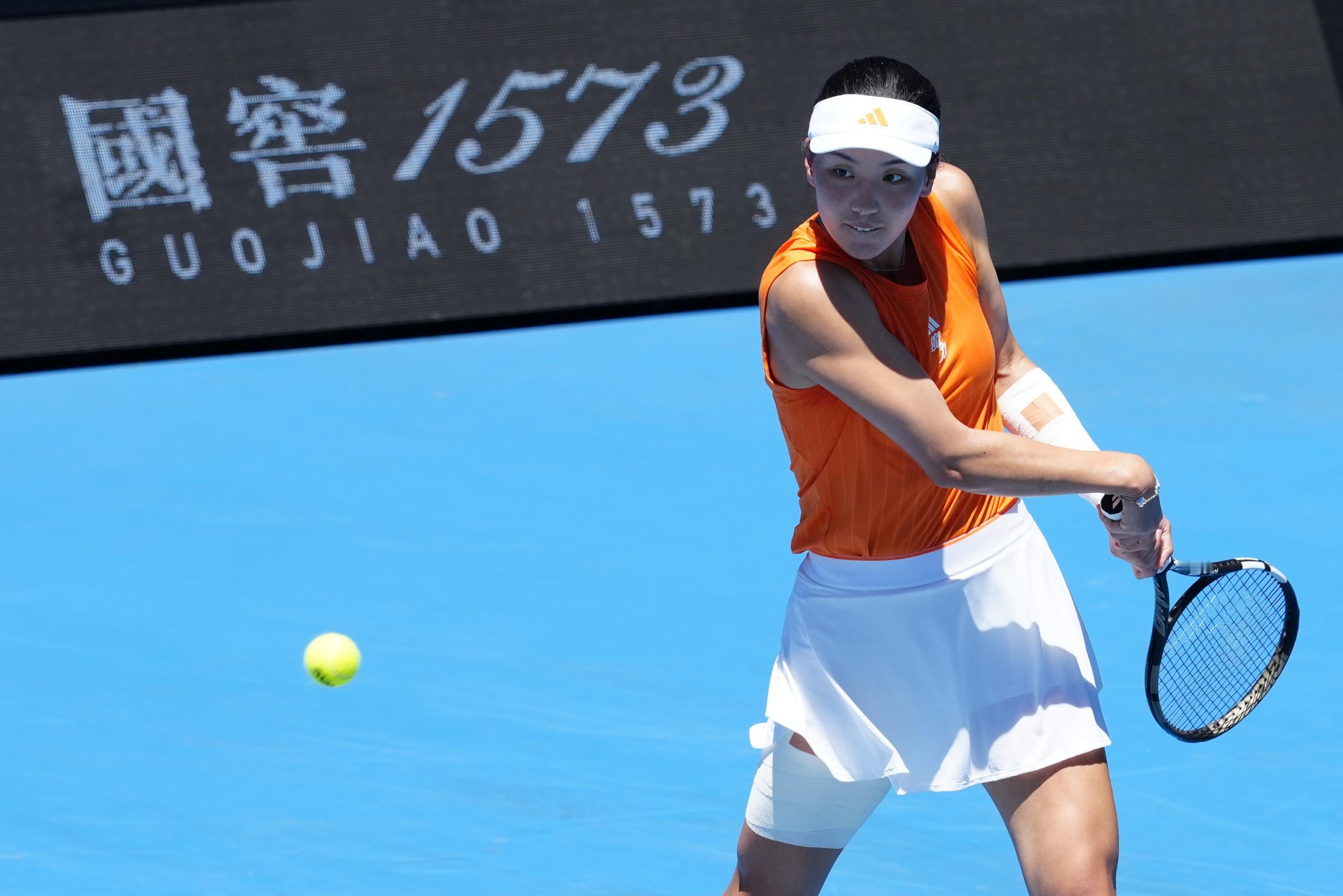 现在墨尔本当地时间18:40，依旧是38度高温，外场不早于19:15恢复。天气预