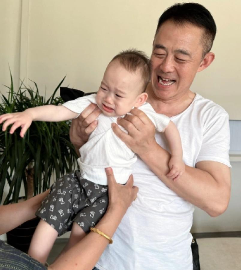 这个世界最搞不懂的人就是侯勇了，明明自己都58岁了，居然和三婚妻子生了个儿子。他