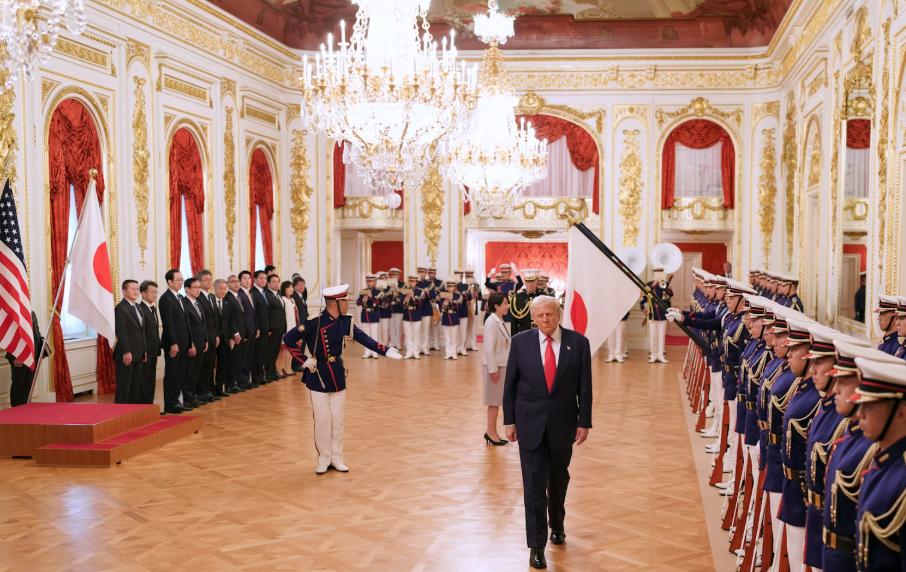 东京举行的欢迎仪式上，唐纳德·特朗普穿过挤满政要和军乐队的房间时似乎忘记了自己要