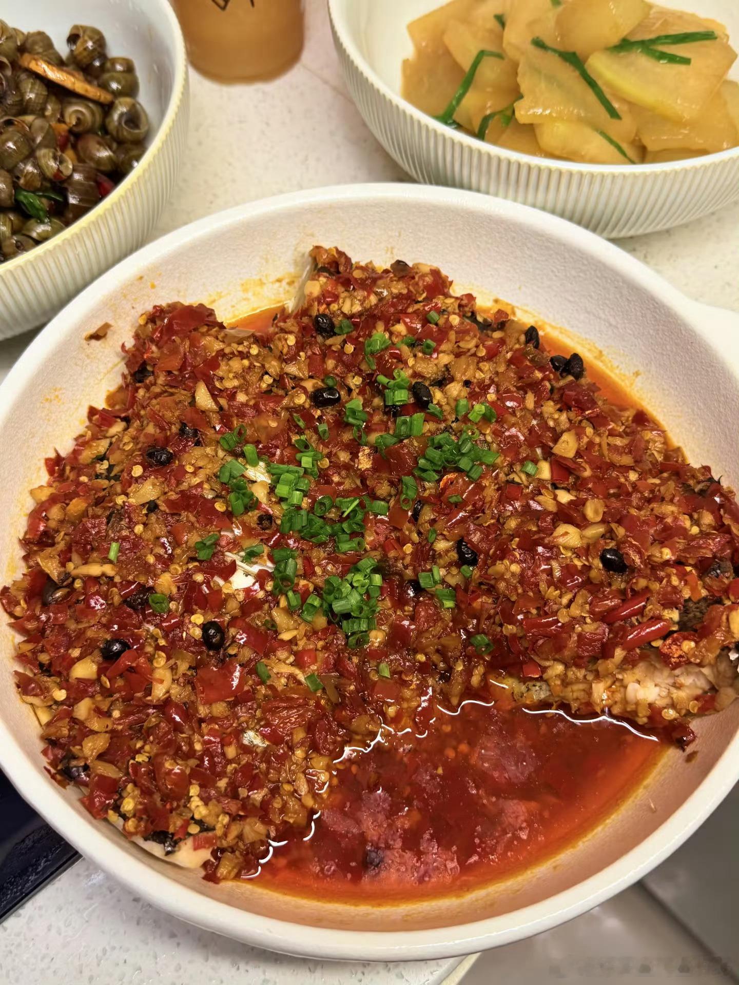 长沙烟火味藏在剁椒鱼头里🌶️长沙夏夜市井氛围感全靠剁椒鱼头撑场，鲜辣剁椒裹着嫩